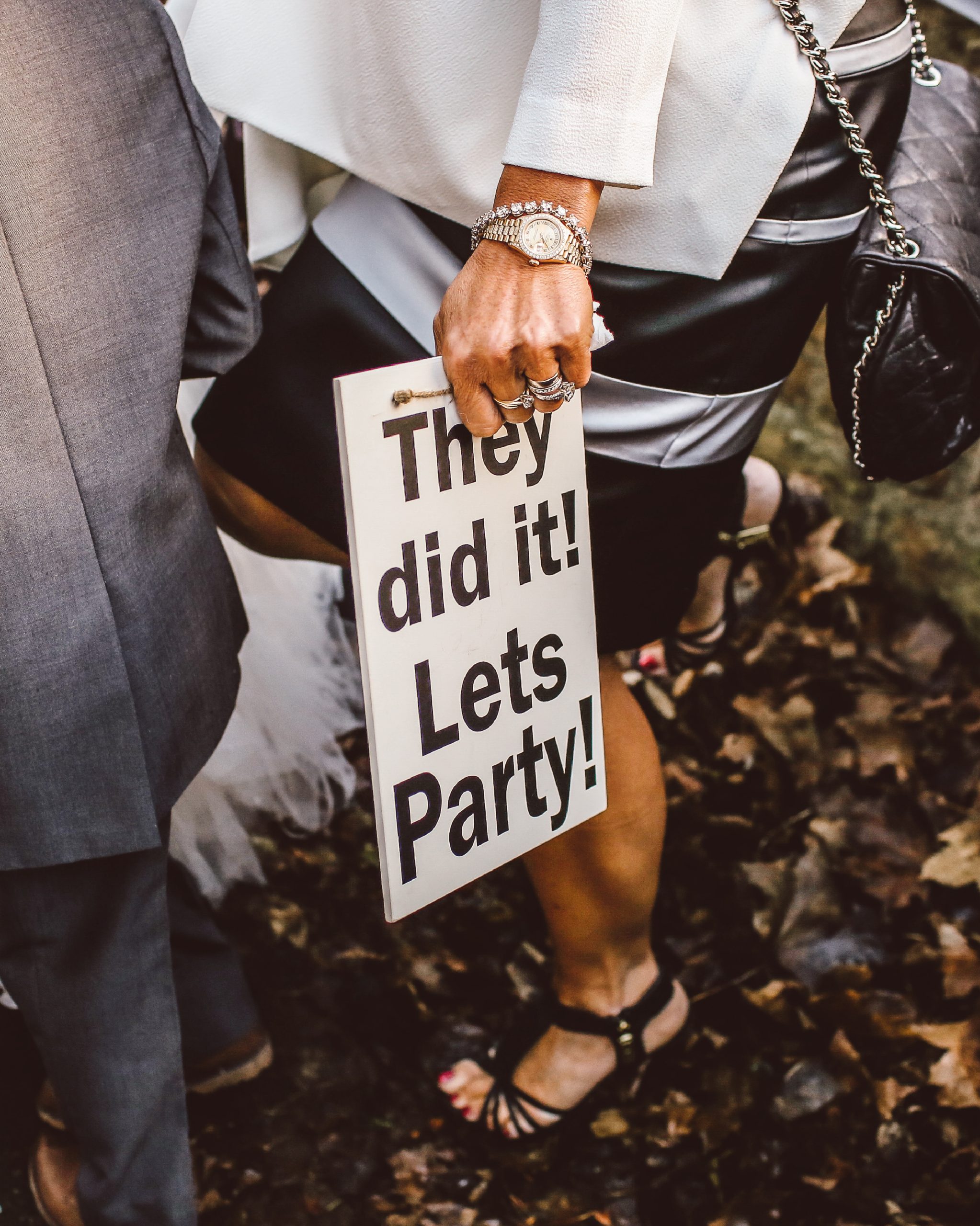 photo d'une personne tenant une pancarte pour promouvoir les animations escape game pour mariage
