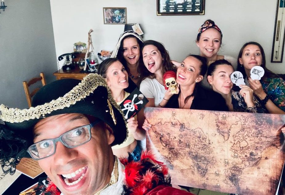 Selfie de Capitaine Piks en compagnie d'une équipe féminine d'aventurières ayant testé l'escape game à domicile