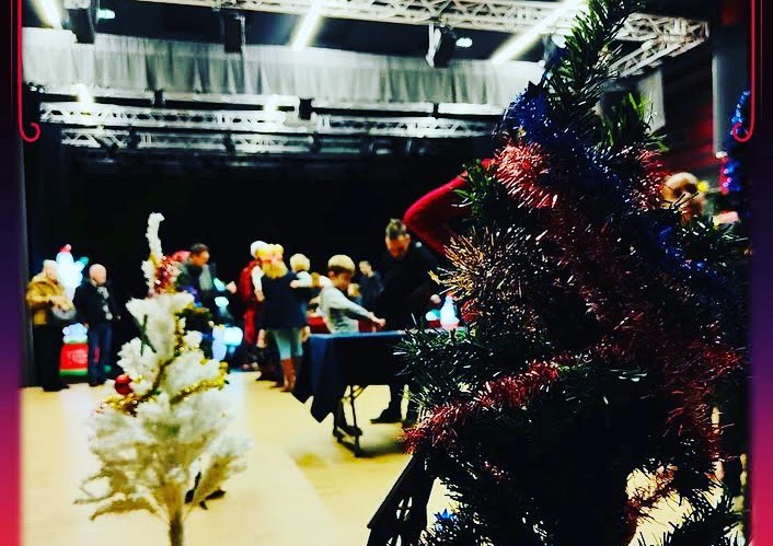 Noel 1 Pourquoi un escape game de Noël avec Game Time Evasion ?<br />
Choisir un Escape Game de Noël, c'est opter pour une activité unique qui combine magie de Noël et mystère d'un jeu d'évasion.<br />