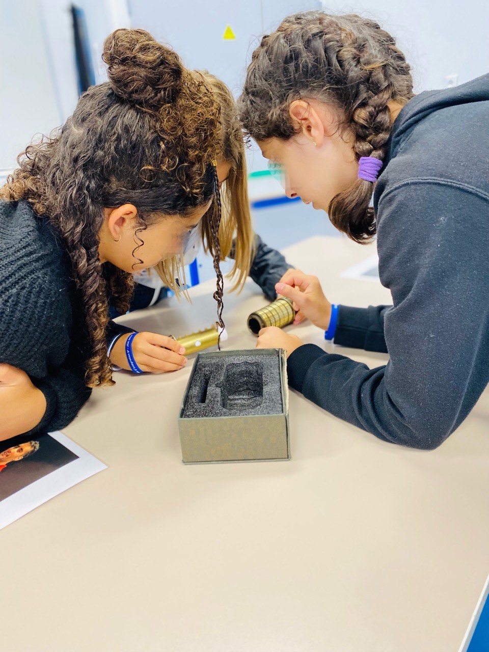IMG_6516 Que vous soyez en famille, entre amis ou en groupe scolaire, un escape game autour du patrimoine offre une activité ludique et éducative qui ravira petits et grands