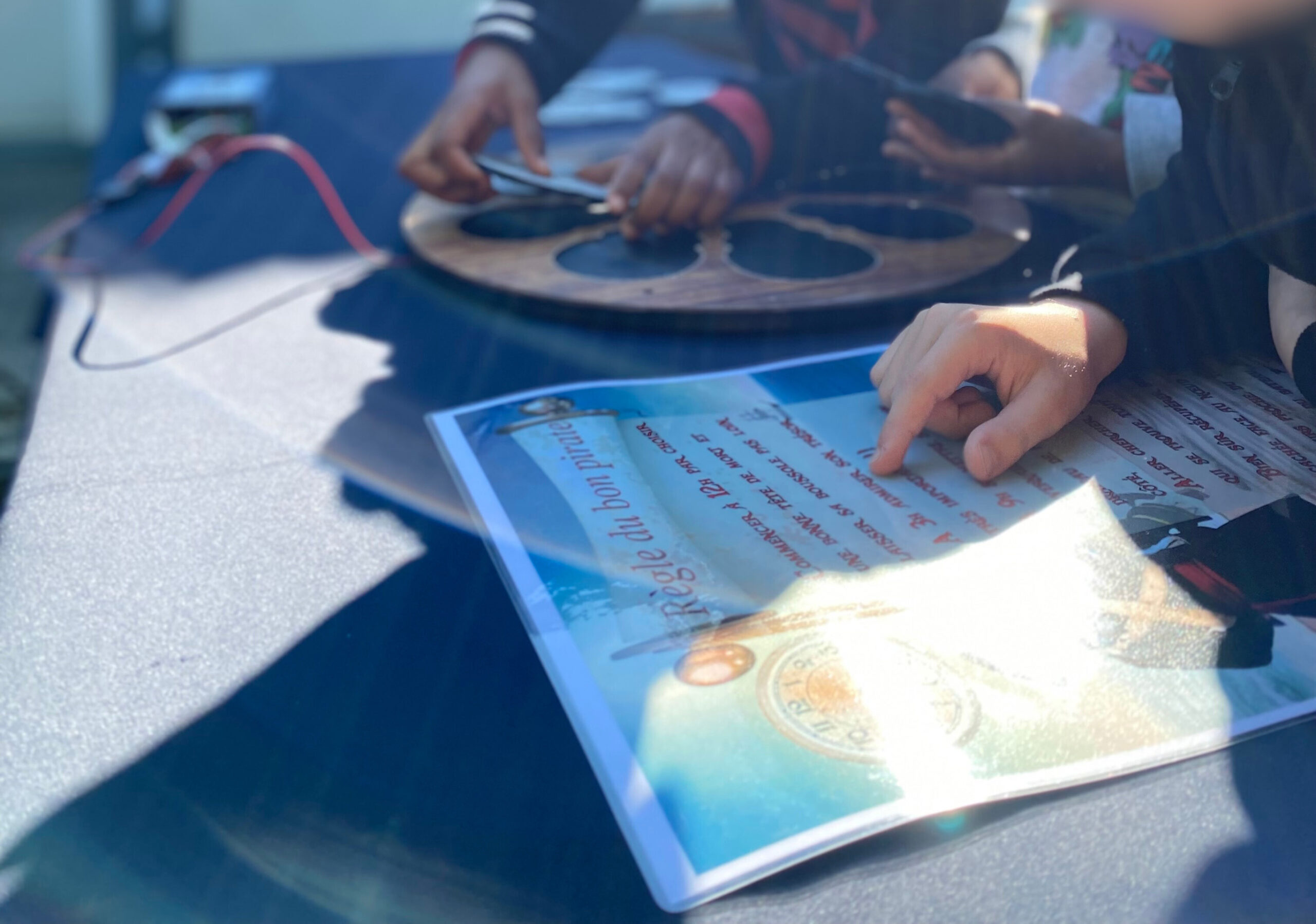 Escape game Pâques : une activité idéale pour les familles<br />
L’un des grands atouts d’un escape game Pâques est qu’il peut réunir plusieurs générations autour d’une même activité.<br />
Les plus jeunes pourront chercher les indices, manipuler les objets ou observer les décors. Les adolescents et les adultes aideront à résoudre les énigmes plus complexes.<br />
Ce mélange des rôles rend l’expérience particulièrement dynamique.<br />
Les enfants se sentent impliqués dans la mission, tandis que les adultes participent activement à l’aventure.<br />
Cette activité est particulièrement adaptée pour :<br />
les réunions de famille<br />
les anniversaires d’enfants<br />
les fêtes de Pâques entre amis<br />
les animations dans les écoles<br />
les événements organisés par les collectivités<br />
Un escape game Pâques peut ainsi devenir le moment central d’une journée festive.<br />
