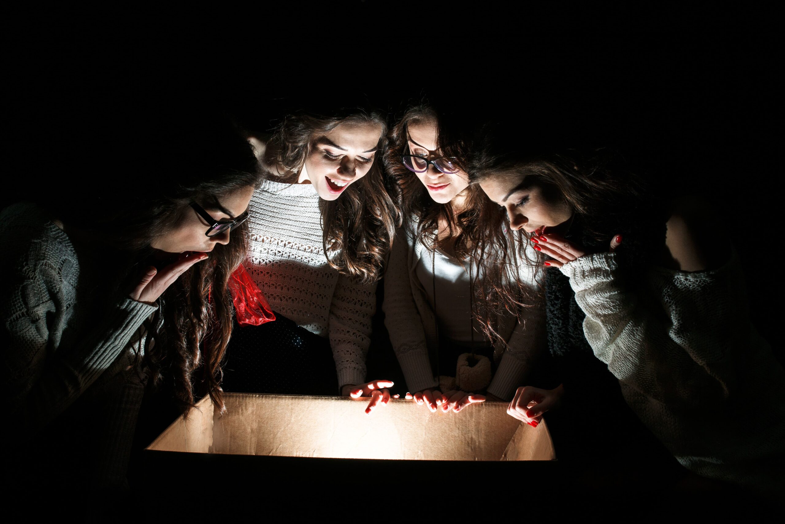 amis-etonne-a-la-recherche-dans-une-boite Halloween approche à grands pas… et cette année, Game Time Évasion vous réserve une soirée exceptionnelle à Malakoff !</p>
<p>Le mercredi 30 octobre, plongez dans une balade aux énigmes ensorcelantes, au cœur d’un escape game Halloween à Malakoff aussi ludique que mystérieux, installé dans les locaux atypiques de Bureau & Co.<br />
