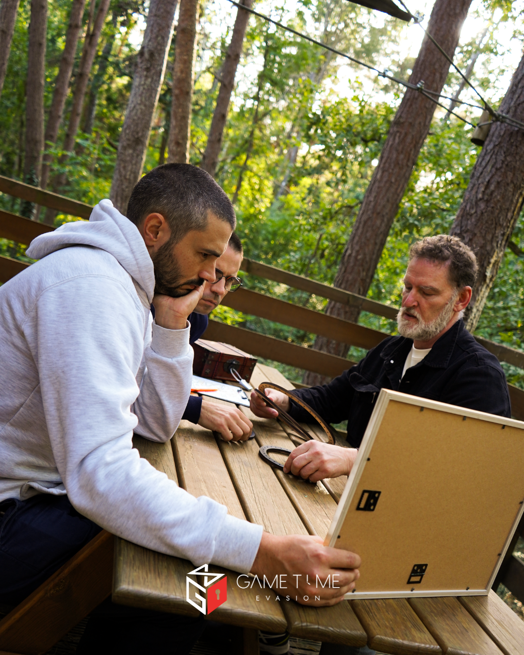  Escape game écologie et entreprise : un outil RSE ludique<br />
Notre escape game écologie s’adresse aussi aux entreprises à la recherche d’une animation différente, porteuse de sens et fédératrice. C’est une excellente option pour :<br />
un team building,<br />
un séminaire,<br />
une action de sensibilisation RSE,<br />
ou simplement un moment convivial entre collègues.<br />
Les énigmes sont alors adaptées à un public adulte, avec plusieurs niveaux de difficulté afin que chacun puisse participer activement, quel que soit son profil. La coopération est essentielle : on échange, on se répartit les rôles, on avance ensemble… et on renforce naturellement la cohésion d’équipe.<br />
C’est une façon originale et agréable d’aborder des notions clés de l’écologie, tout en partageant un moment ludique et dynamique.<br />
