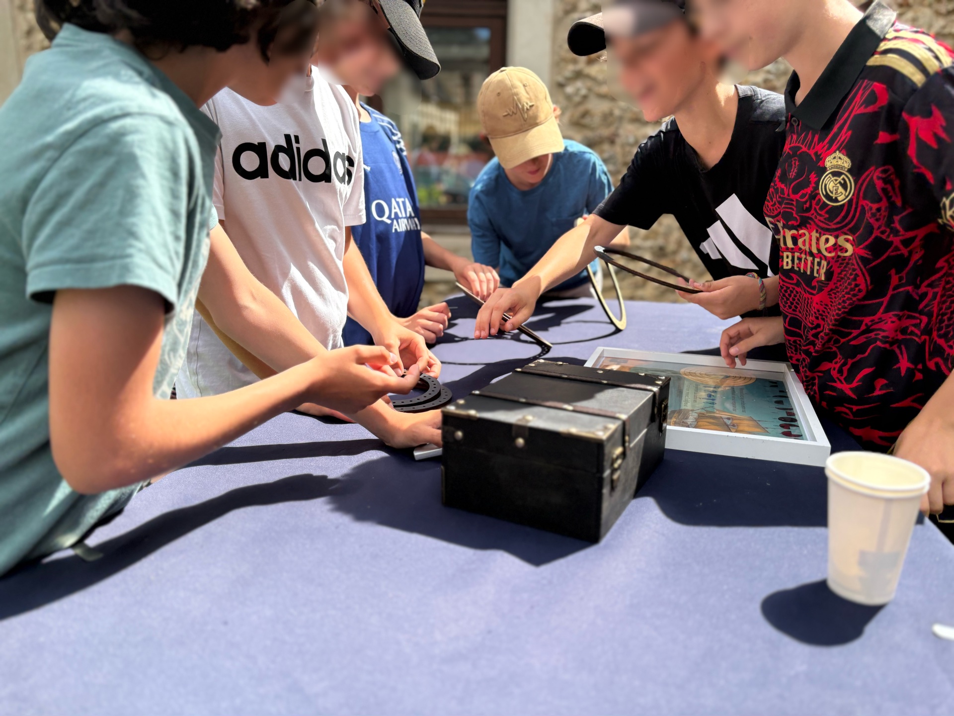 cet escape game sportif a une vraie dimension culturelle et éducative. À travers les énigmes, les participants découvrent des anecdotes surprenantes sur les sports du monde