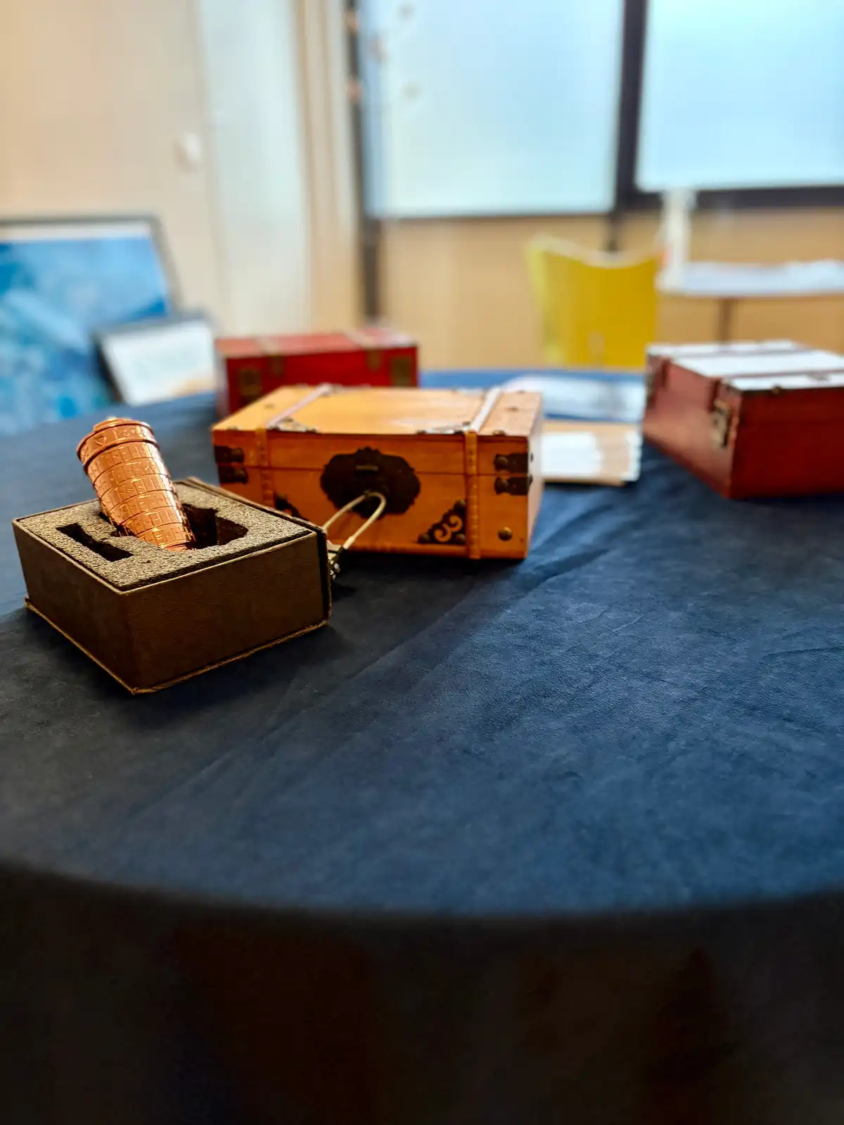 Un escape game magie idéal pour les grands événements</p>
<p>Cette aventure a été spécialement pensée pour accueillir un grand nombre de participants.</p>
<p>Contrairement à certains escape games classiques limités à de petits groupes, cet escape game magie peut fonctionner en entrée continue sur une large plage horaire.</p>
<p>Ce format présente de nombreux avantages :</p>
<p>fluidifier les arrivées des participants<br />
éviter les longues attentes<br />
permettre à plusieurs groupes de jouer successivement<br />
accueillir un public familial important</p>
<p>C’est une solution particulièrement adaptée aux communes, associations ou structures souhaitant proposer une animation originale et immersive accessible à tous.</p>
<p>L’aventure peut ainsi devenir une véritable animation centrale lors d’un événement public.